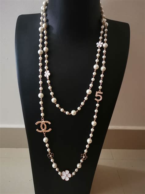 chanel inspired pearl necklace.